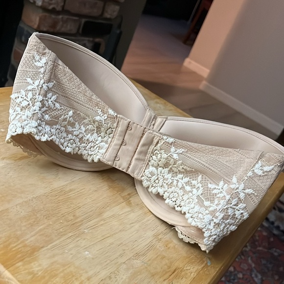 NWOT  Wacoal Strapless  Bra Tan and Creamy Lace Trim Beautiful Details 32 DD - Picture 3 of 9